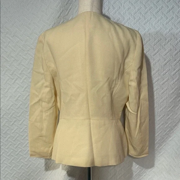 Chic Women's Cream Suit Jacket and skirt - Picture 2 of 7